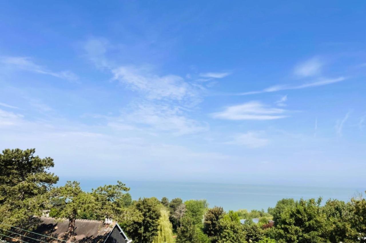 Aux Flots Bleus Avec Balcon Et Vue Sur Mer Trouville-sur-Mer Dış mekan fotoğraf